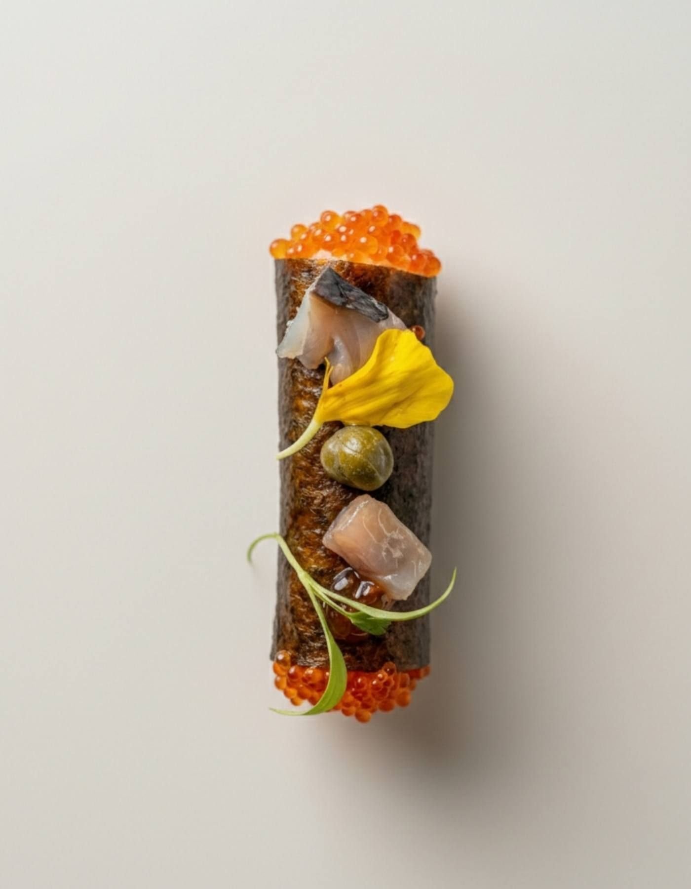 Apertura del menú degustación: temaki nikkei y vieira con leche de tigre