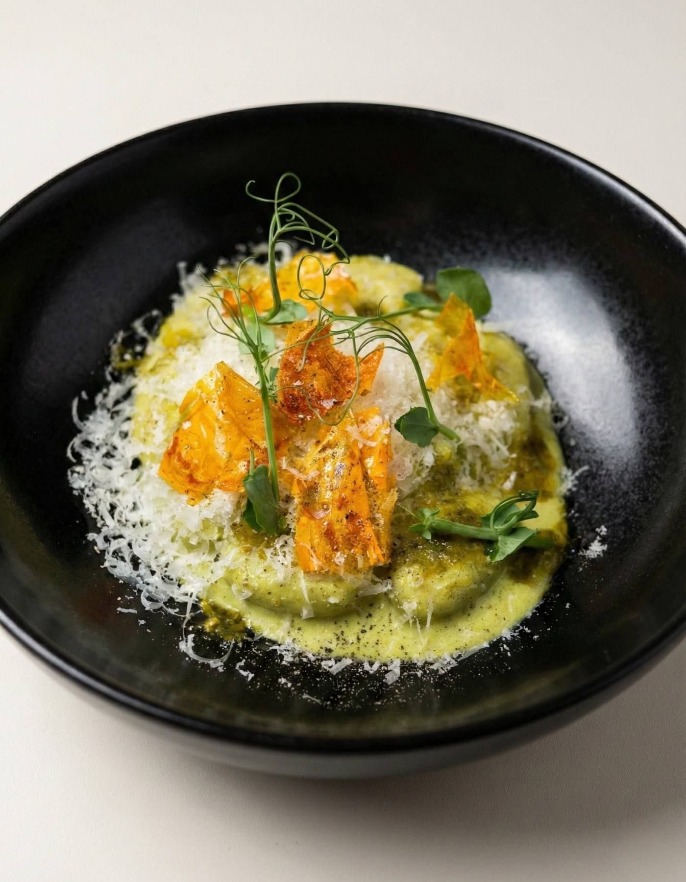 Plato · Noqui con pesto de huacatay
